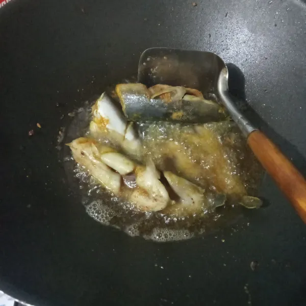 Panaskan minyak goreng dengan api sedang. Masukkan ikan lele.