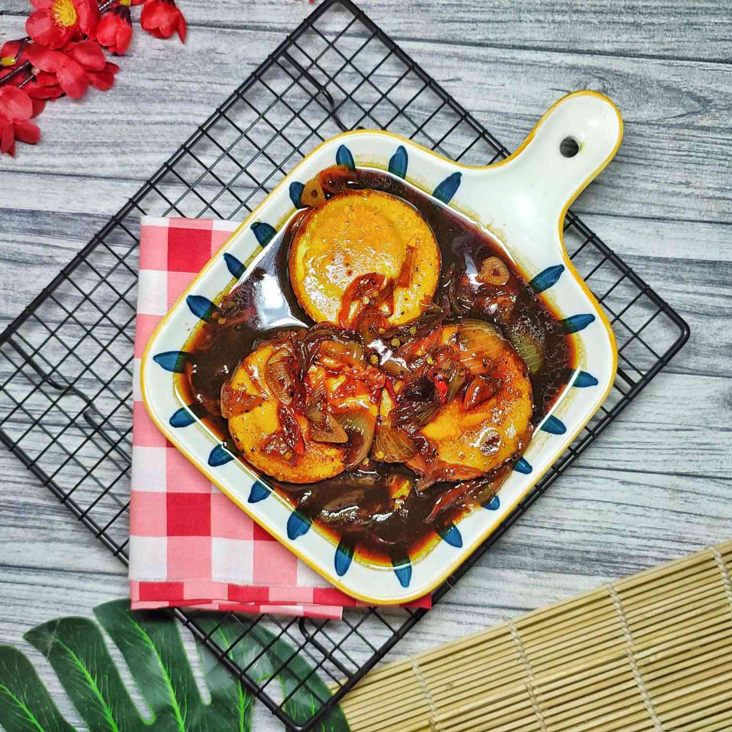 Telur ceplok 3 saos dalam mangkuk saji