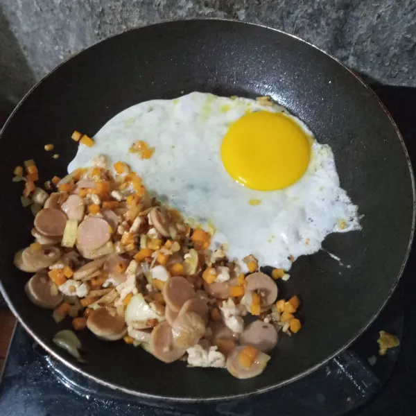 Pecahkan telur, buat orak-arik.