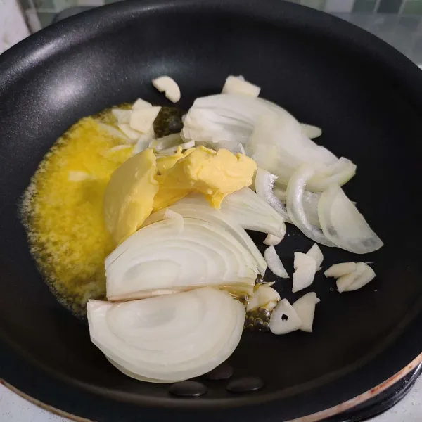 Tumis bawang bombay dan bawang putih hingga wangi.