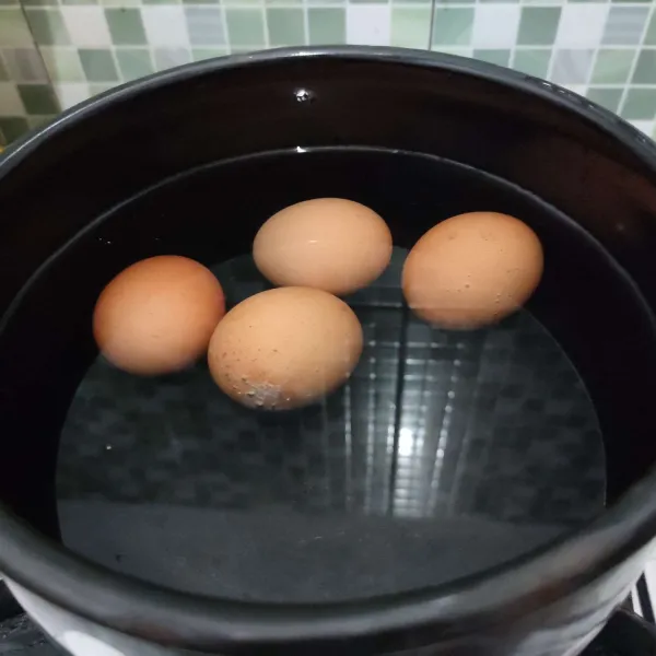 Rebus telur hingga matang, angkat dan kupas.