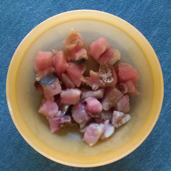 Cuci bersih ikan tuna lalu potong dadu.