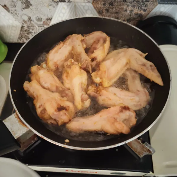 Panaskan minyak, kemudian goreng chiken wing.