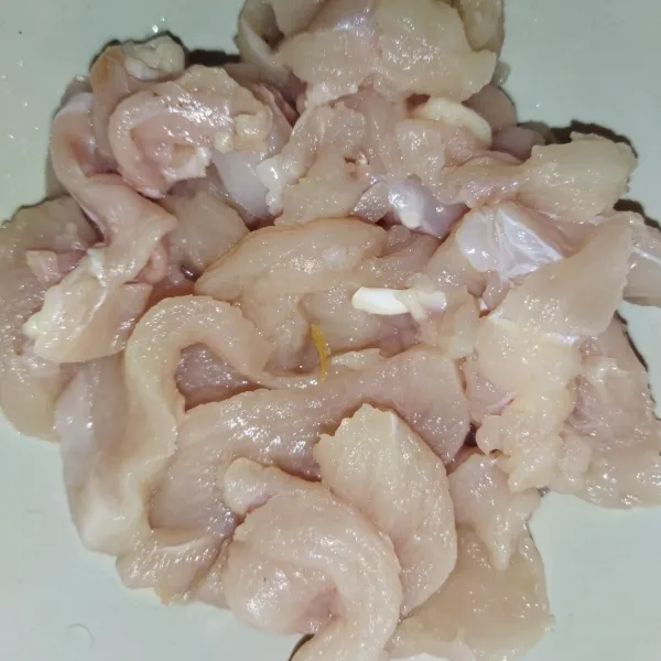 Siapkan daging ayam fillet yang sudah dipotong-potong.