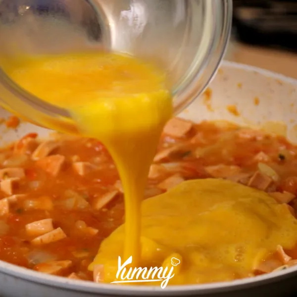 Tuangkan kocokan telur ke dalamnya, masak hingga telur matang. Telur tomat siap untuk disajikan.