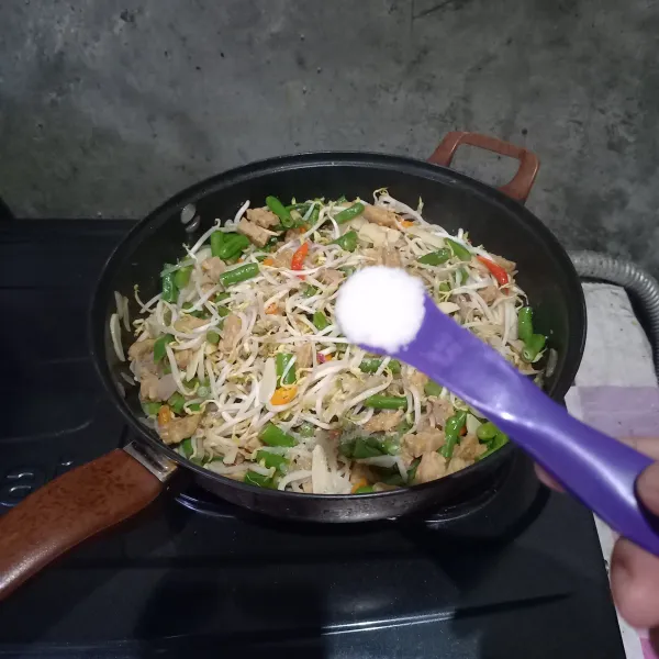 Bumbui dengan garam, gula, dan penyedap rasa. Aduk dan koreksi rasa. Masak sampai tauge layu.