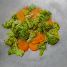 Masukkan brokoli, tumis sebentar saja.