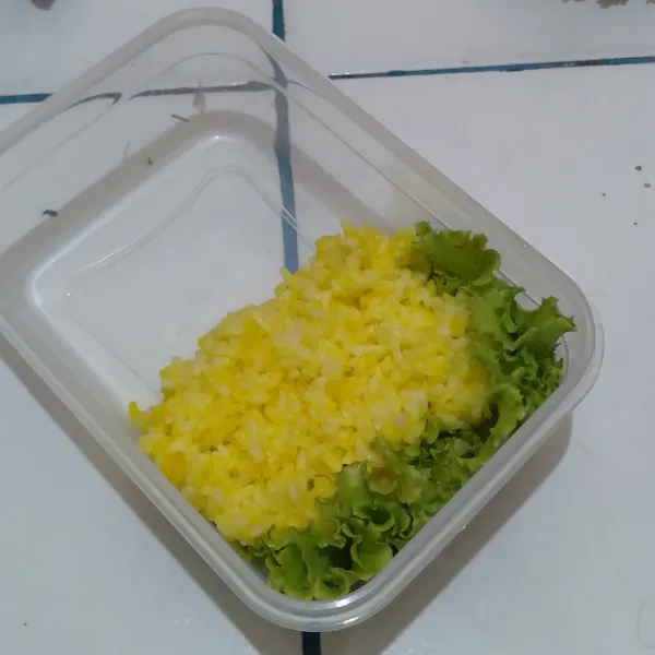 Setelah matang, tata dalam wadah bekal sesuai selera.