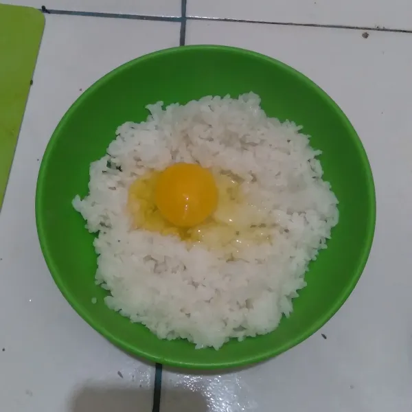 Campurkan nasi dengan telur.