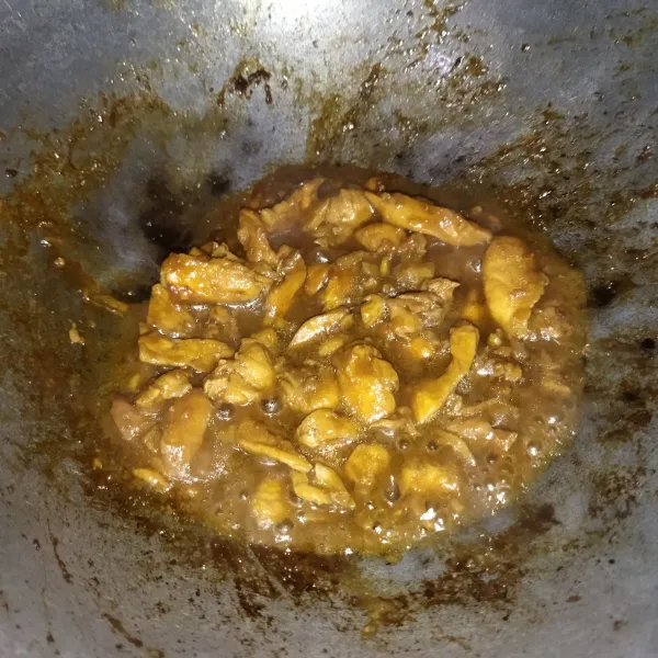 Aduk hingga daging ayam berubah warna dan kelurahan airnya, lalu tambahkan air, masak hingga daging ayam matang.