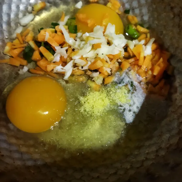 Pecahkan telur dalam wadah, tambahkan bahan yang sudah diiris tadi. Tambahkan garam dan penyedap.