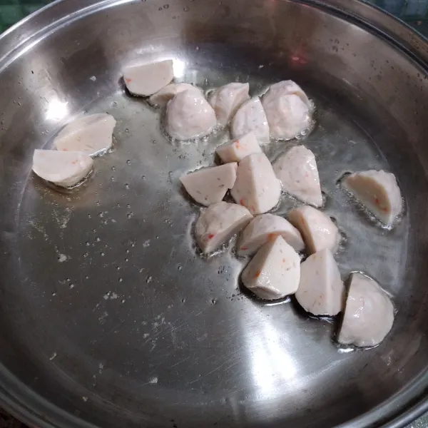 Belah menjadi 4 bagian masing-masing bakso kepiting lalu goreng sebentar.
