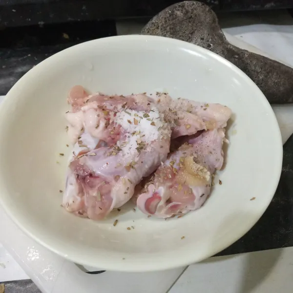 Marinasi ayam dengan garam, lada, bawang putih bubuk dan oregano kering. Aduk rata, diamkan 20 menit.
