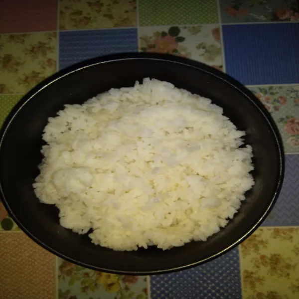 Siapkan nasi panas dalam mangkuk. Atau wadah bekal tahan panas.