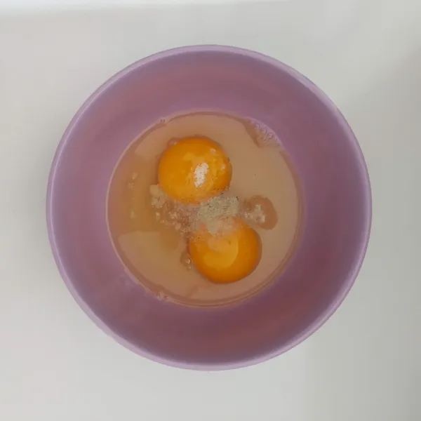 Pecahan telur beri garam, merica lalu kocok lepas.