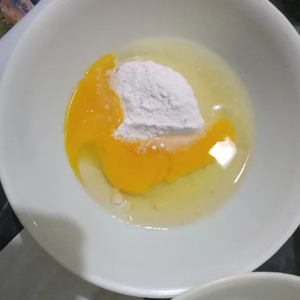 Kocok telur dan tepung terigu hingga tercampur rata.