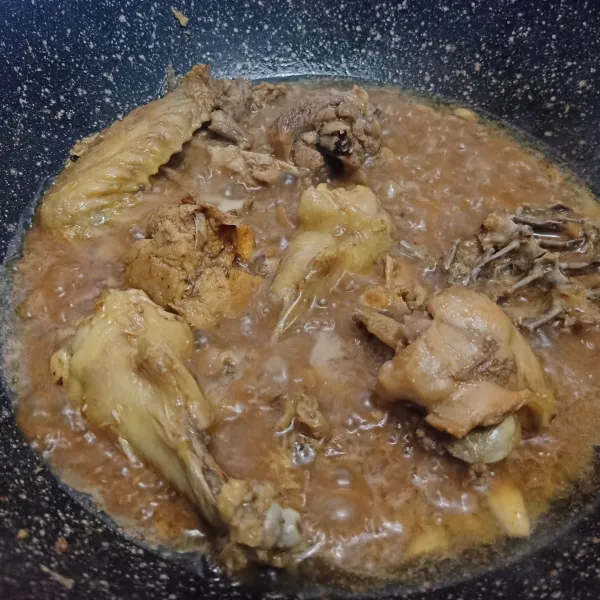 Masak sampai bumbu meresap lalu koreksi rasa, angkat dan siapkan buat bekal.