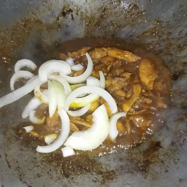 Masukkan bawang bombay, aduk rata.