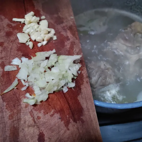 Masukkan bumbu bawang putih dan bawang bombay ke dalam rebusan daging sapi. Masak hingga kuah harum dan daging empuk.