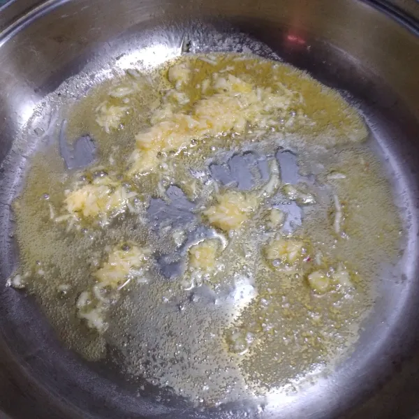 Panaskan margarin kemudian tumis bawang putih parut hingga harum dengan api kecil.