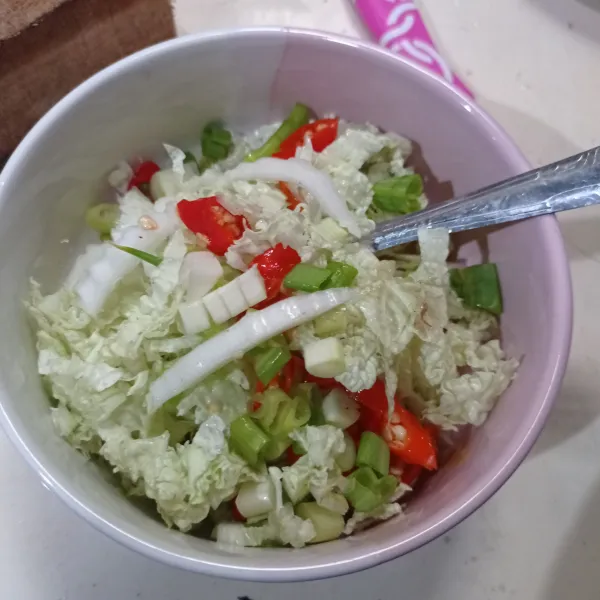 Masukan sawi, daun bawang dan cabe, aduk sampai tercampur rata.