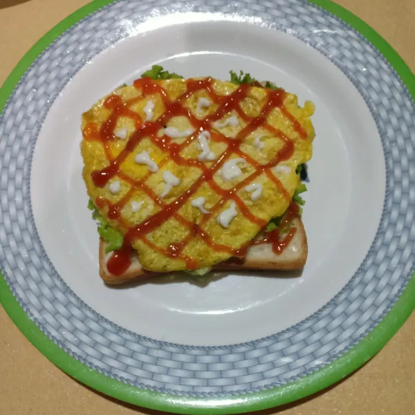 Siapkan roti beri mayonaise lalu selada lalu telur, beri saus tomat dan saus sambal serta mayonaise diatasnya.