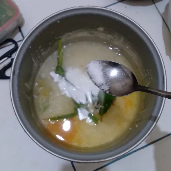 Tambahkan garam dan bawang putih bubuk. Kemudian aduk rata. Masak di rice cooker hingga matang.