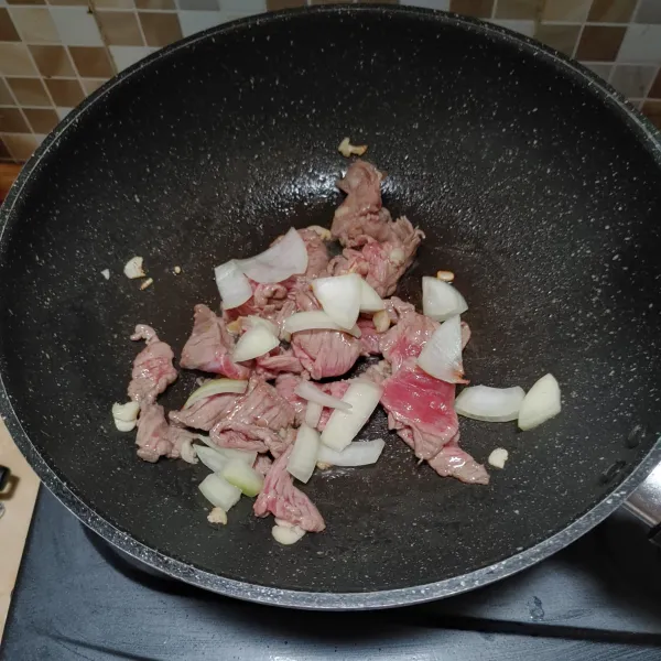 Masak daging sampai berubah warna, kemudian masukkan irisan bawang bombay. Lalu tambahkan sedikit air, masak hingga daging empuk.