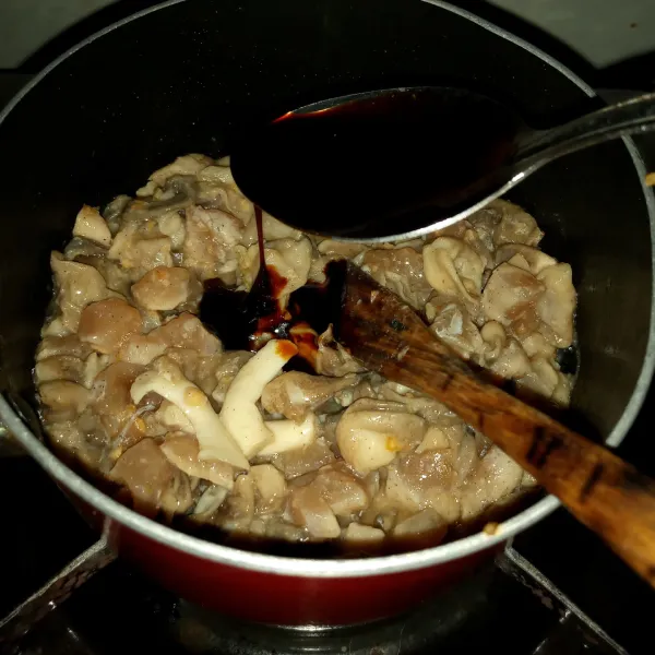 Masak sampai ayam berubah warna. Bubuhi kecap manis dan garam. Aduk sebentar lalu masukkan air. Masak sampai air habis. Koreksi rasa.