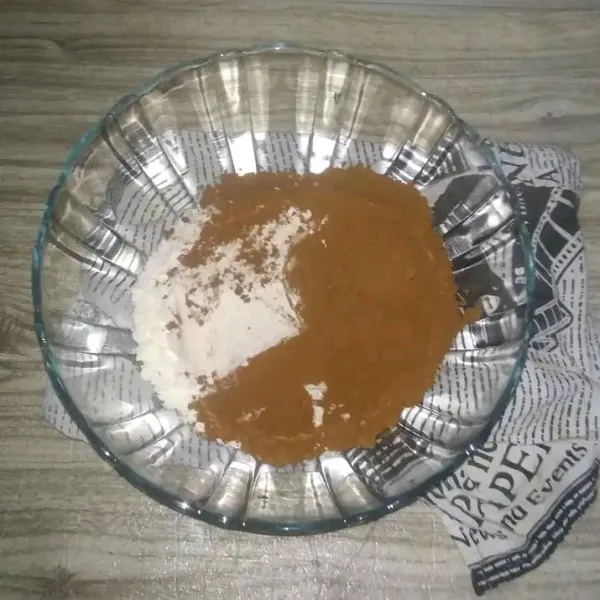 Campurkan tepung terigu, baking powder, garam, bubuk coklat, dan gula pasir. Aduk rata dan sisihkan.