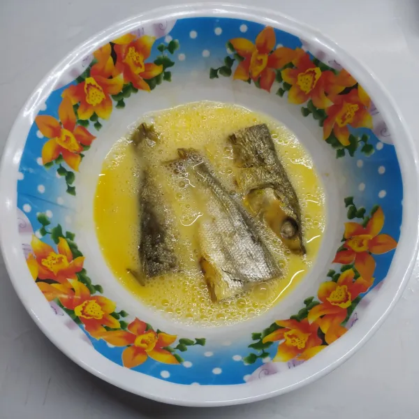 Lauk : Potong jadi dua ikan bandeng presto, celup dalam telur kocok.