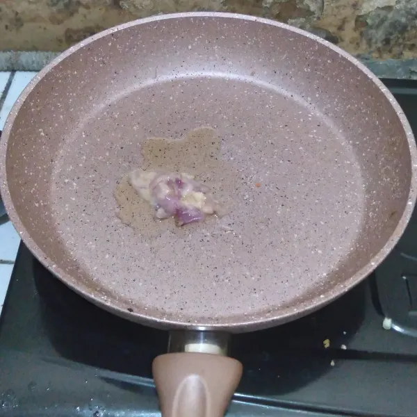 Tumis bumbu halus hingga matang.