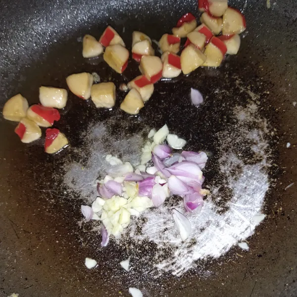Lalu tumis sosis, kemudian masukkan bawang putih dan bawang merah, aduk rata, tumis hingga bawang matang.