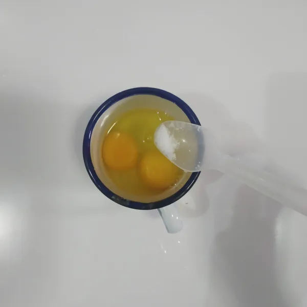 Pecahkan telur, beri garam, merica lalu kocok lepas.