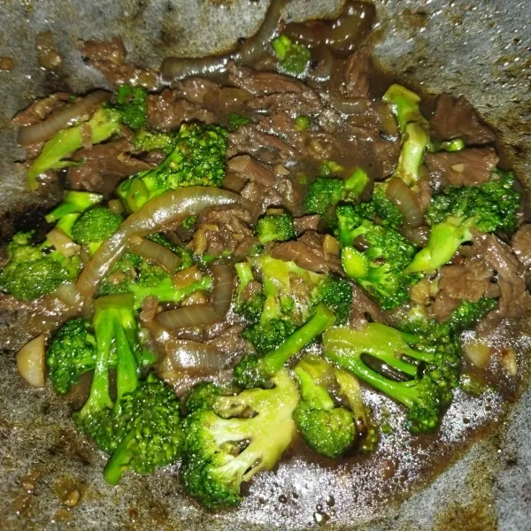 Masak hingga brokoli empuk lalu sajikan untuk bekal.