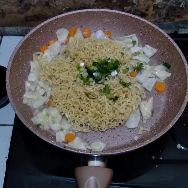 Masukkan mie beserta daun bawang, seledri. Bumbui garam dan lada. Masak hingga matang. Terakhir taburi bawang merah goreng.