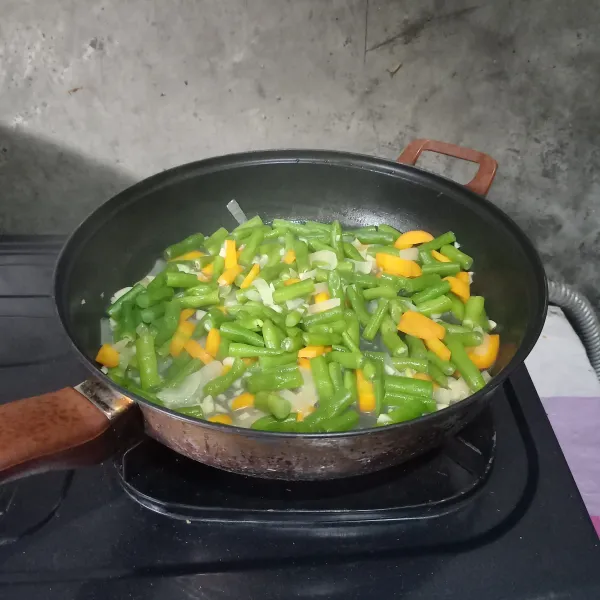 Aduk dan koreksi rasa. 
Masak sampai tekstur yang diinginkan.