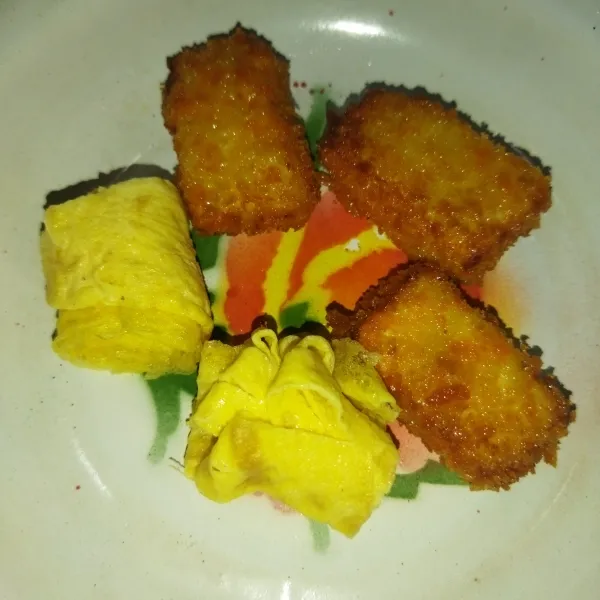 Siapkan juga nugget ayam dan telur dadar, bentuk telur dadar sesuai selera.