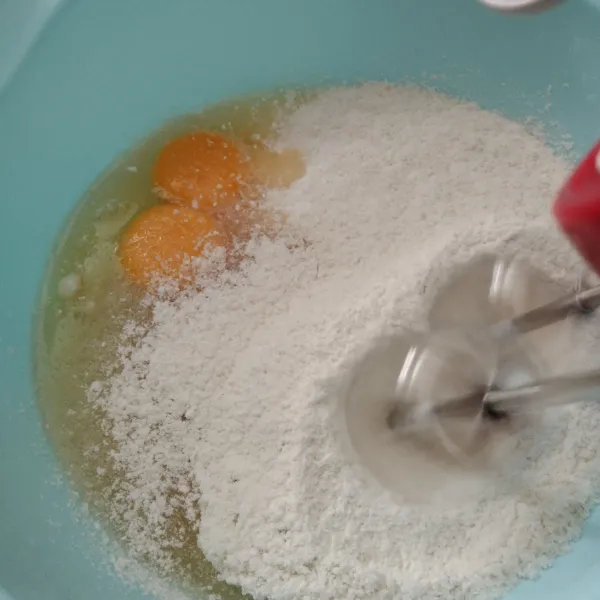 Tambahkan telur dan air soda, mixer selama 5 menit.