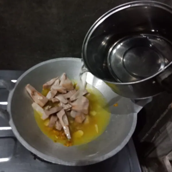 Tambahkan air, salam, jahe, lengkuas dan cabe hijau. Masak sampai air mendidih.