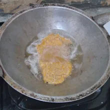 Panaskan minyak dan goreng hingga matang.