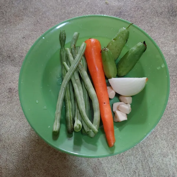 Siapkan bahan sayuran, untuk wortel potong bulat dan buncis potong sekitar 1 cm.