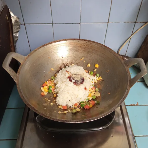 Masukkan nasi, saus tiram, garam, kaldu bubuk dan lada.