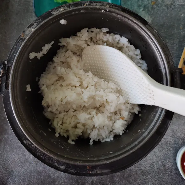 Masak nasi sesuai takanan memasak nasi biasa. Untuk nasi kepal, nasinya usahakan pakai beras pulen.