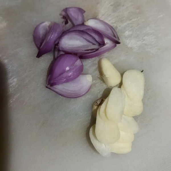 Iris tipis bawang putih dan bawang merah.