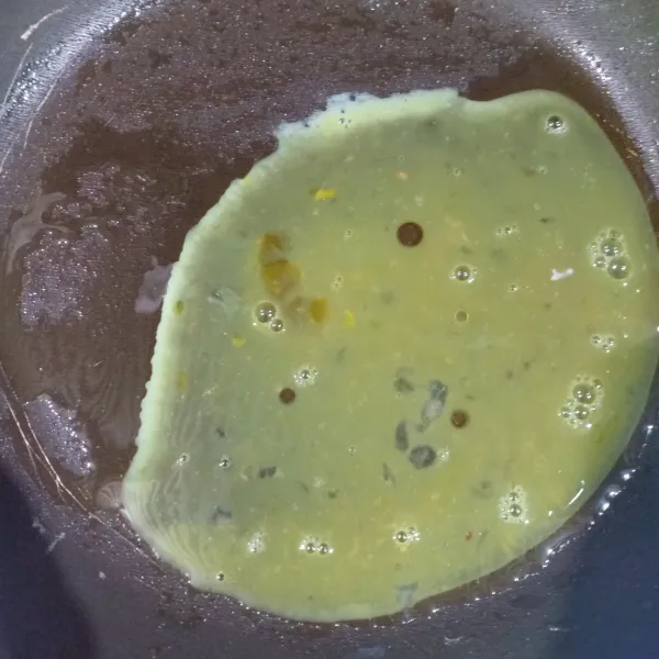 Kocok lepas telur beri sedikit garam lalu goreng hingga matang sisihkan.