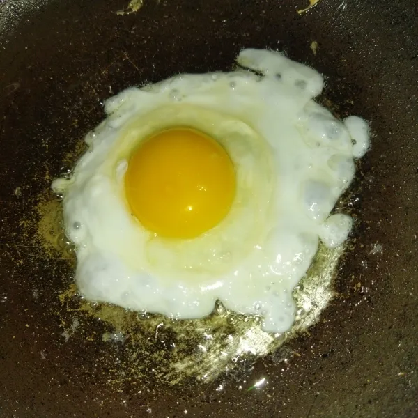 Panaskan minyak goreng, lalu goreng telur, buat telur ceplok, lalu angkat.