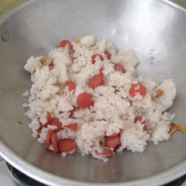 Masukkan nasi putih lalu aduk hingga tercampur.