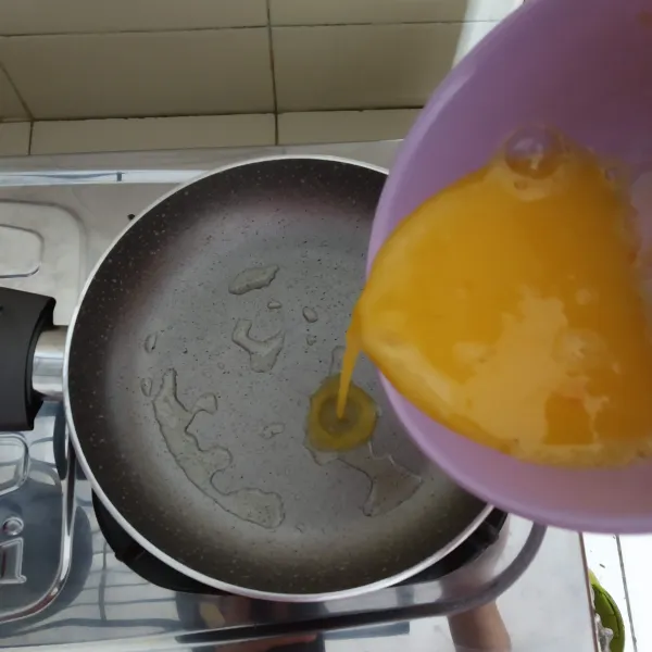 Panaskan teflon tuang telur dan buat seperti dadar telur.