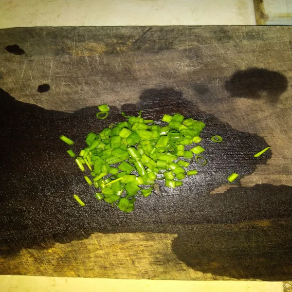 Siapkan daun bawang. Ambil bagian hijaunya saja lalu iris tipis. Rendam dalam air es. Tiriskan dahulu saat hendak digunakan.